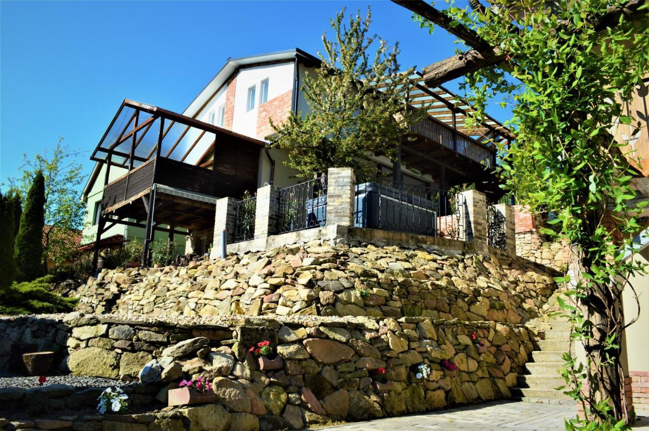 Terrace Apartments Егер Екстериор снимка